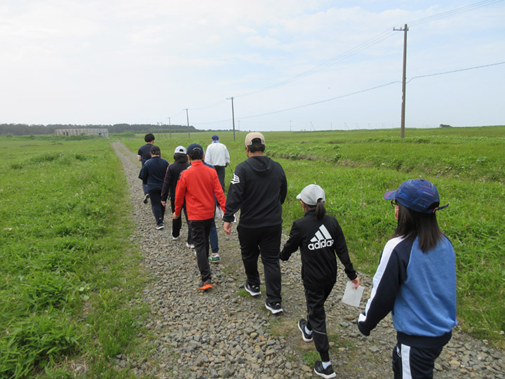 写真1 約1.7kmの道のりを汗をかきつつも元気に歩く子どもたち