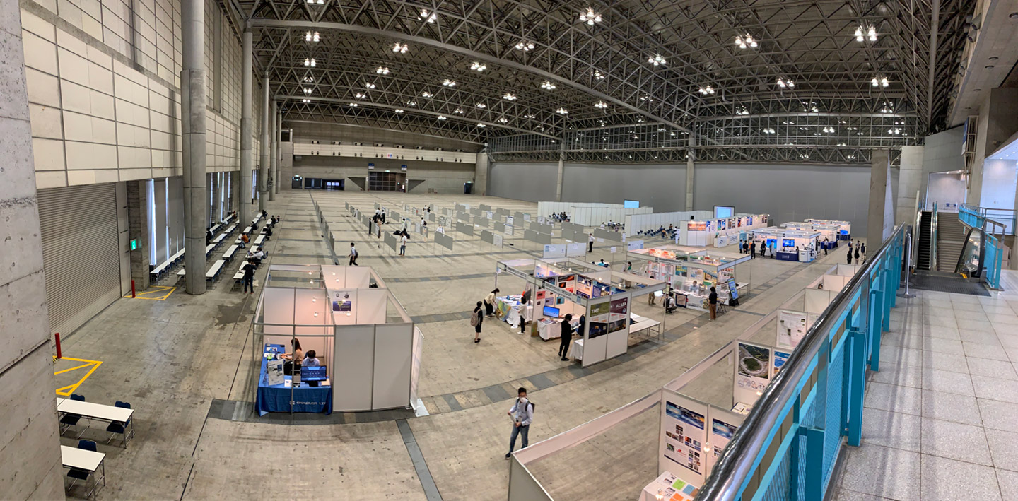 写真2 展示とポスター会場の様子。例年の半分ほどのスペースに収まっていました。