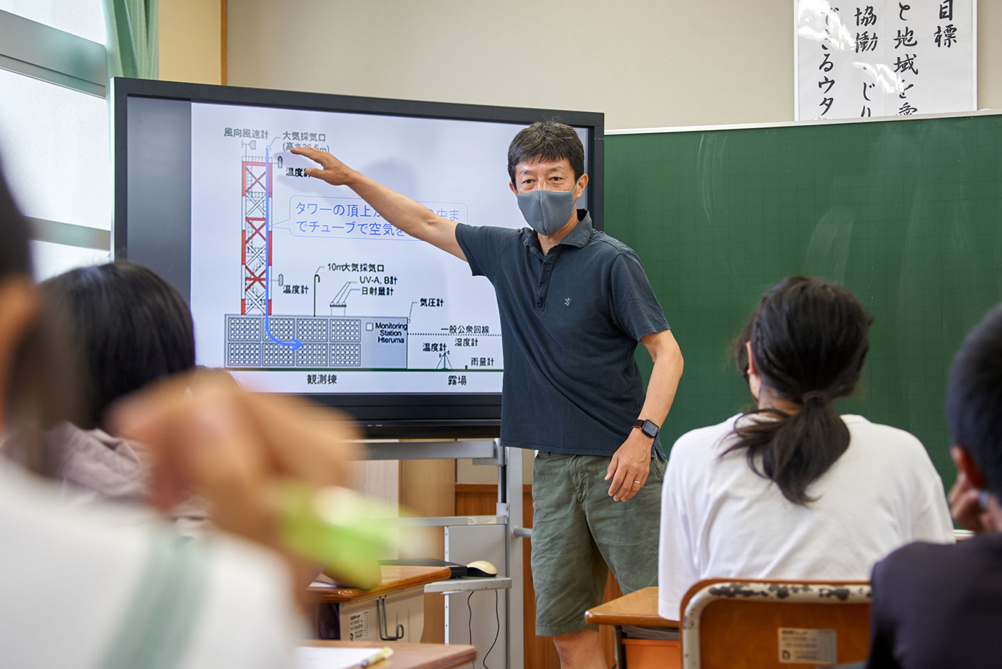 写真2 ステーションについて説明する町田室長。