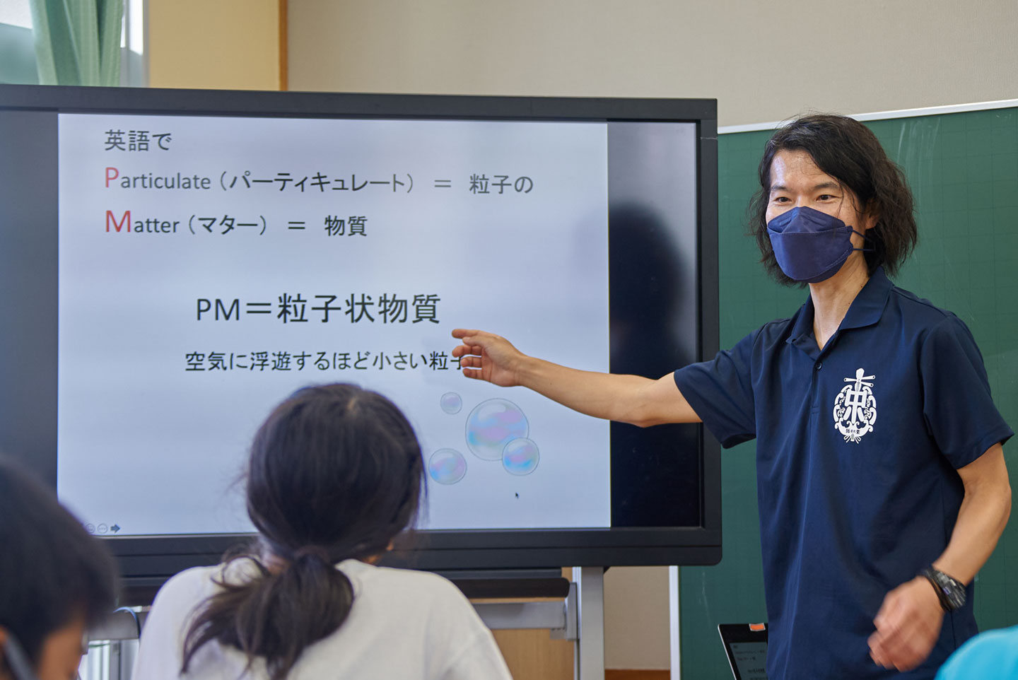 写真3 PM2.5について説明する笹川主幹研究員。