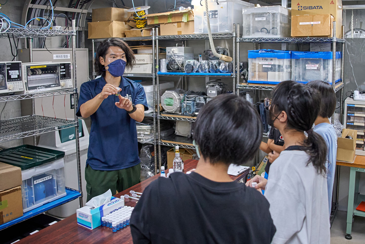 写真8 笹川主幹研究員の説明を真剣に聞く子どもたち。