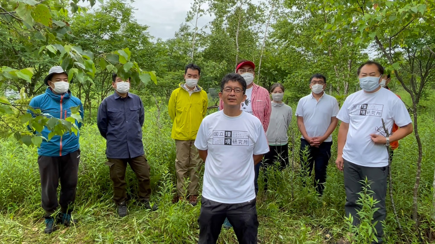 写真13 環境研究総合推進費課題「2-2006: メタン吸収能を含めたアジア域の森林における土壌炭素動態の統括的観測に基づいた気候変動影響の将来予測」の関係者が現地での共同調査を実施するとともに、当日の中継にも参加し、研究内容を紹介しました。