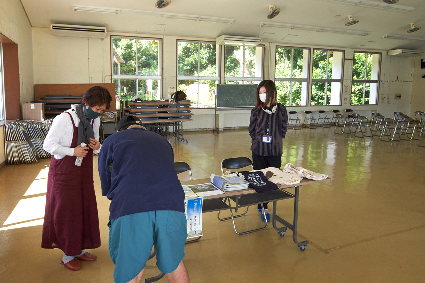 写真1 来場者には受付で記名していただきました。