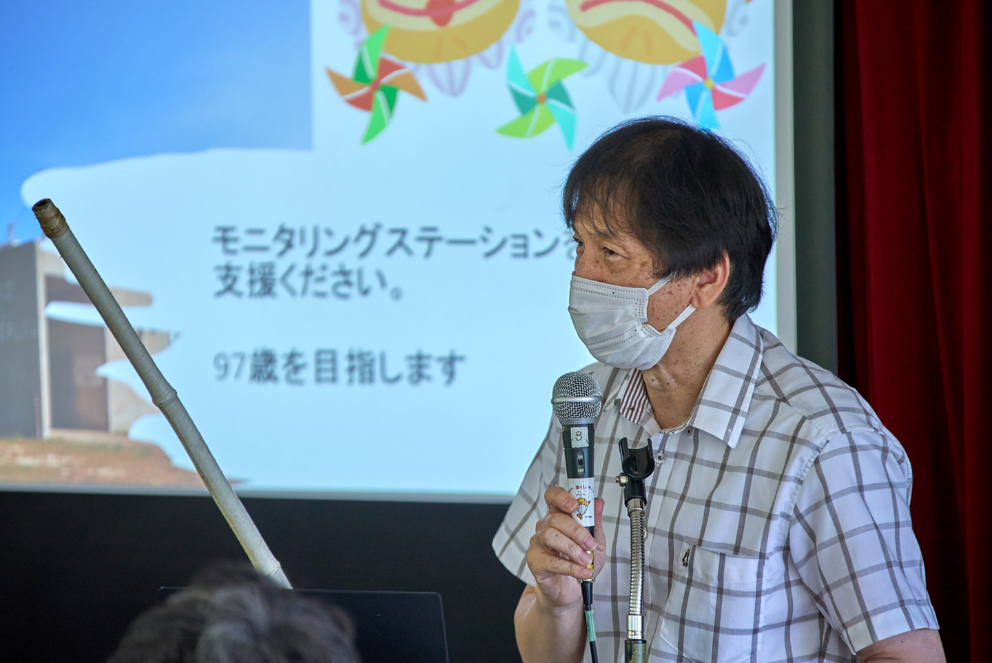 写真5 96周年祝いで迎え火を焚いて欲しい向井センター長。