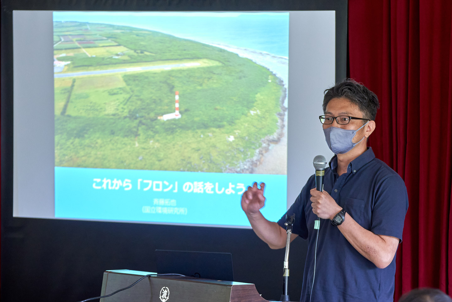 写真6 来島時には海水浴を欠かさない斉藤主幹研究員。