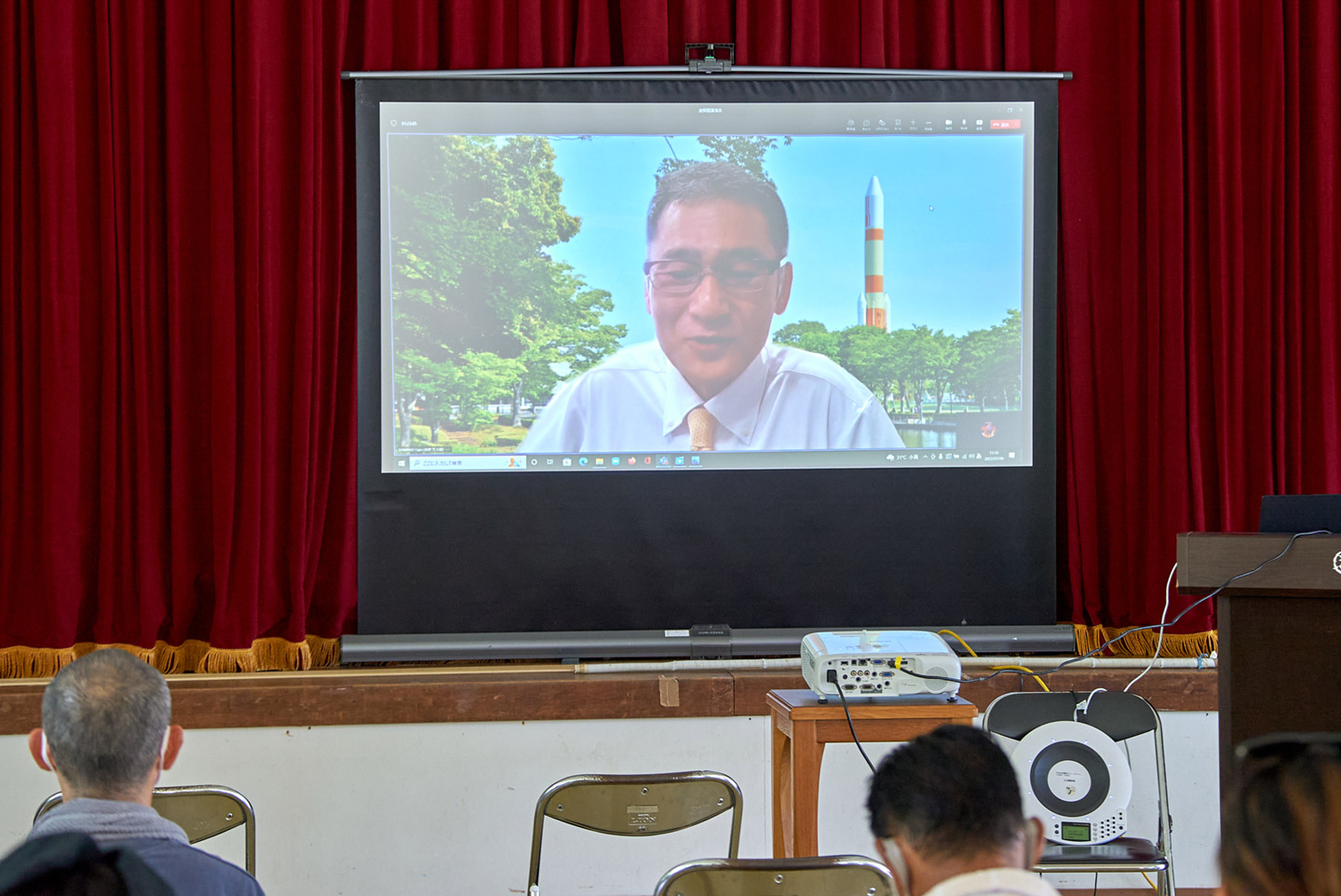 写真7　唯一ネクタイをして講演されたやや緊張気味な島野主任研究員。