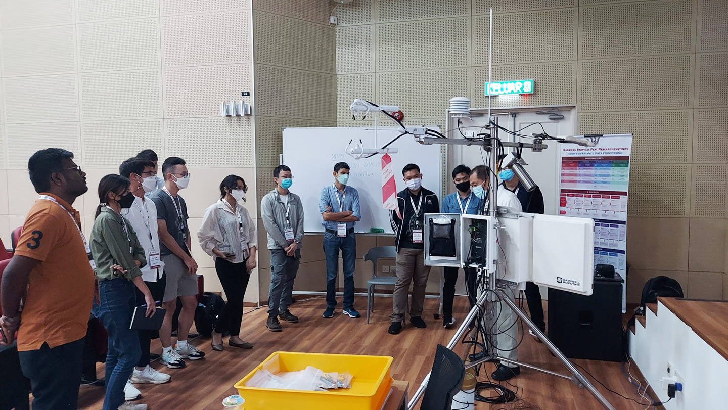 写真1 Training Courseでの若手研究者に対する実際の機材の取扱いの講習の様子。毎回全体集会に先だって開催しており、これまでの参加者の多くは、アジア諸国の観測研究のリーダーに成長している。