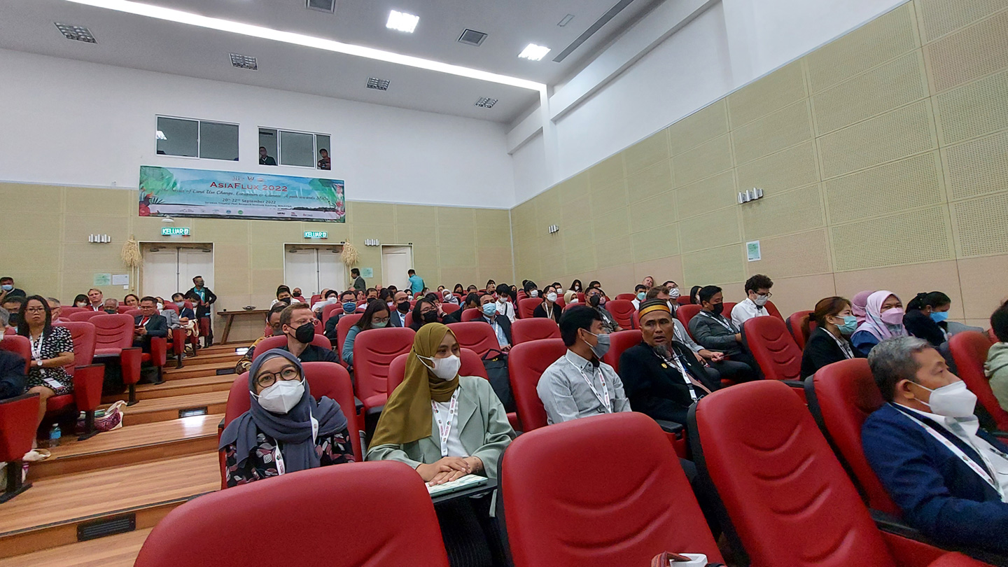 写真3 口頭発表直前の会場の様子。マレーシアとインドネシアからの参加者が多く、イスラム式の衣装を着た女性の若い研究者の姿も目立った。