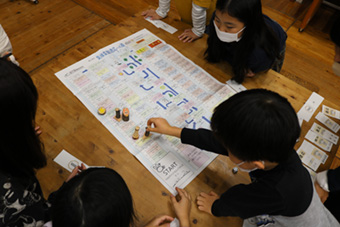 写真2 「すごろく気候変動適応への道」は小中学生に人気でした。