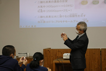 写真6 二酸化炭素の増加によって海水が酸性化することを確かめる実験。