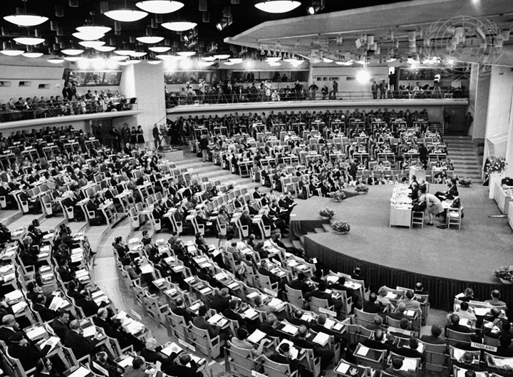写真1 国連人間環境会議(1972, ストックホルム)(出典 UN Photo/A general view of the opening meeting of the Conference at the Folkets Hus.)。