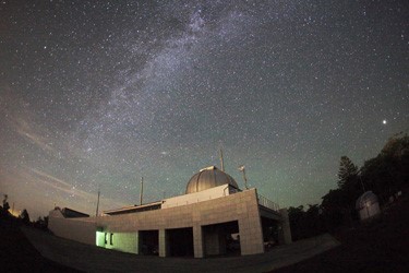 写真1　満天の星の銀河の森天文台。