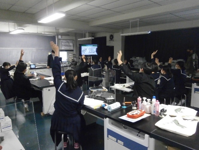 写真2 クイズに答える陸別中学校2年生。