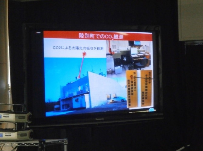 写真3 銀河の森天文台の観測室。