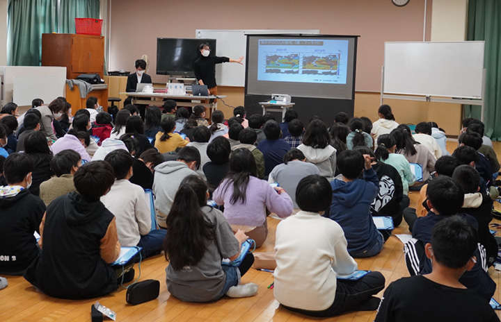 写真3　東深井小学校で海水中の二酸化炭素濃度の増加について説明しました。