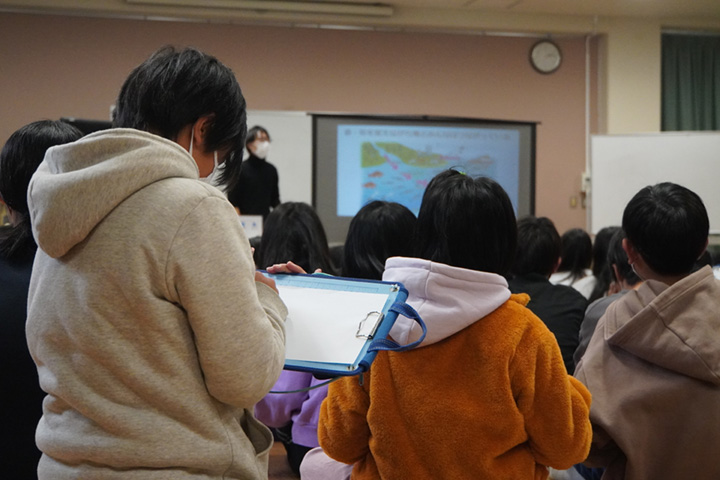 写真6 一生懸命メモを取る児童たち。