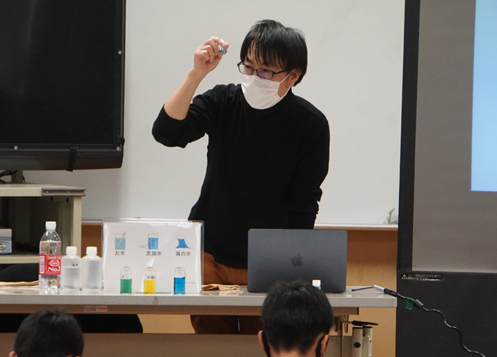 写真7 児童へ配布した海水入りの小瓶を使い、海水が二酸化炭素を吸収することを確かめました。