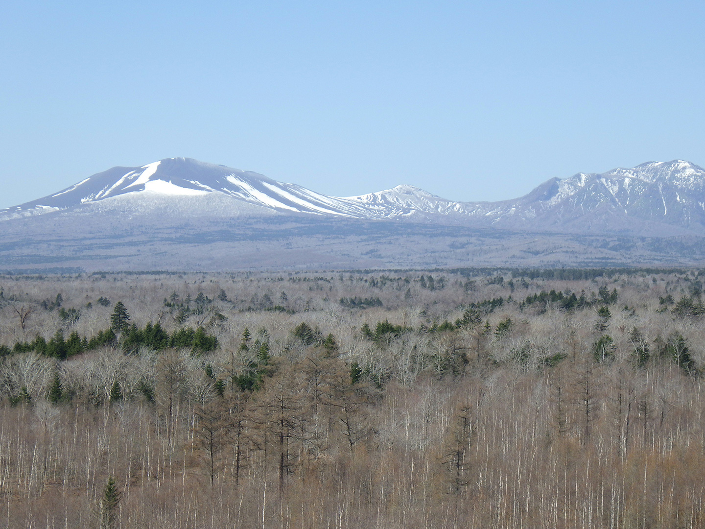 写真4　タワー30m西方に見える景色。左から樽前山（タルマエサン／1,041 m）、多峰古峰山（タップコップヤマ／660m）、風不死岳（フップシダケ／1,102 m）となっており、風不死岳の向こうには支笏湖（シコツコ／日本最北の不凍湖で、最深は日本一の田沢湖に次ぐ363m）があります。