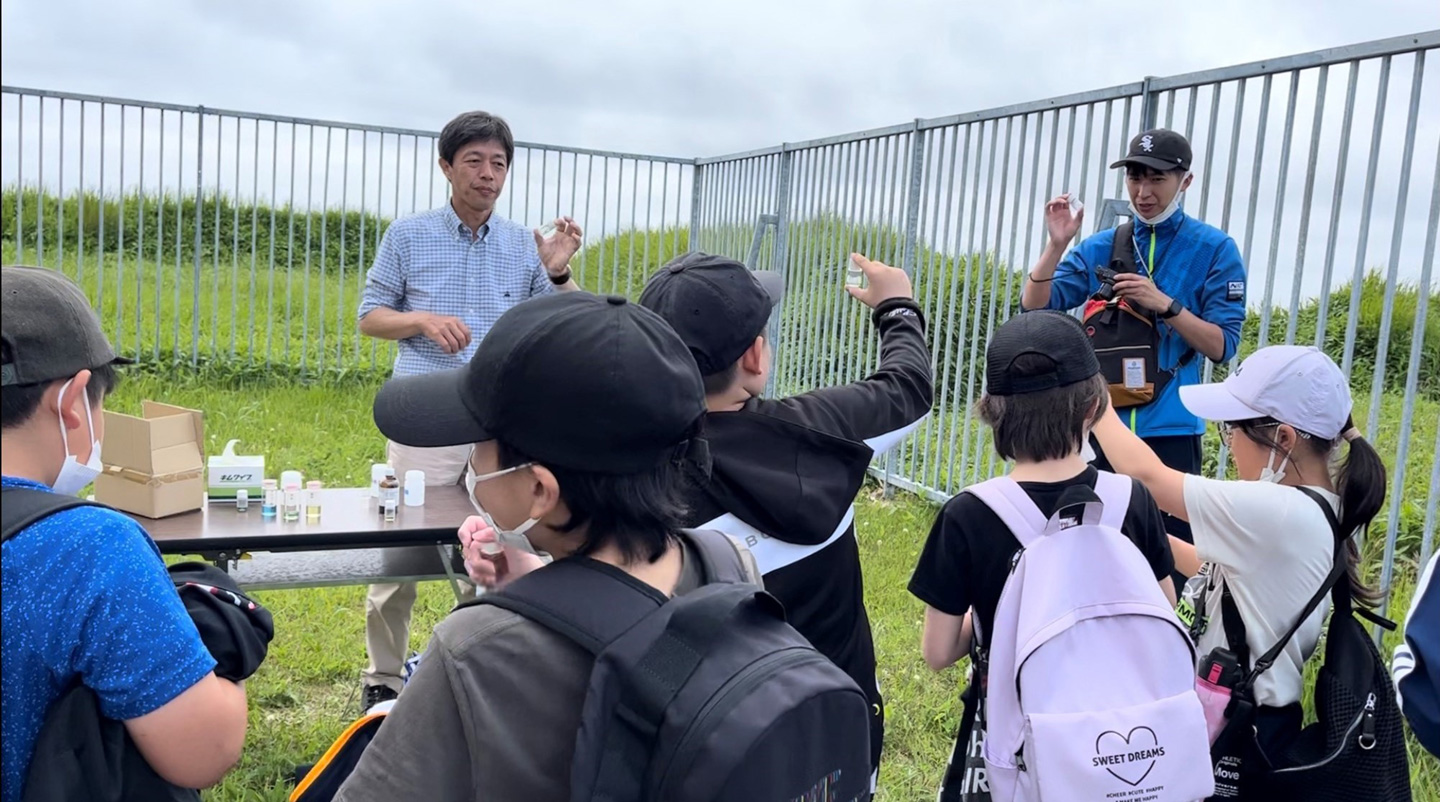写真5 小瓶を振って各自海水実験を行う子どもたち。