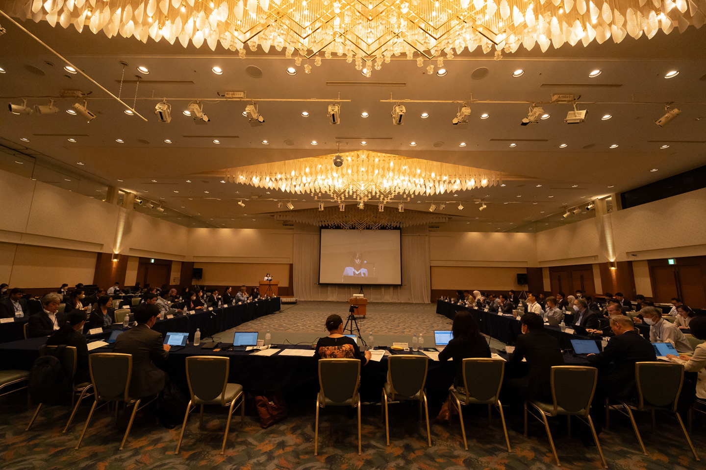 写真2 全体会合では総勢86名(一部オンライン参加者を含む)による活発な議論が行われました。