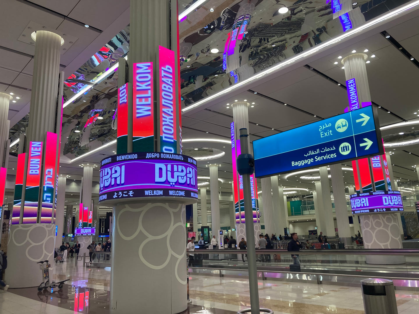写真2 朝6時前、到着時のドバイ空港。入国し、荷物を受け取っていざメトロへ。(大きな案内板があるので迷わず駅に到達できました。)