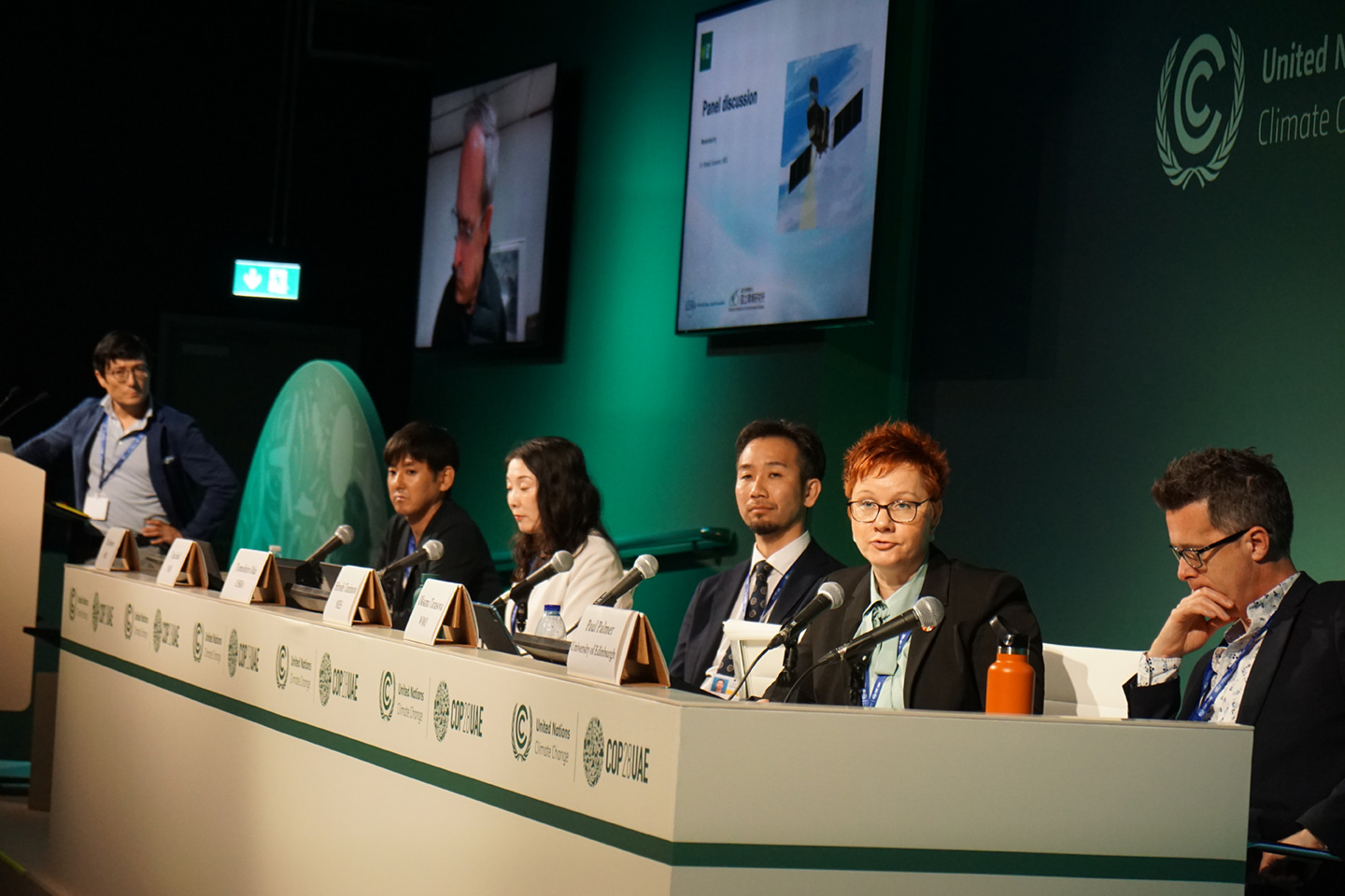 写真19 左から、谷本副領域長、染谷主任研究員、佐伯主任研究員、小田上席研究員、Oksana Tarasova Senior Scientific Officer(WMO)、Paul Palmer教授(University of Edinburgh)。
