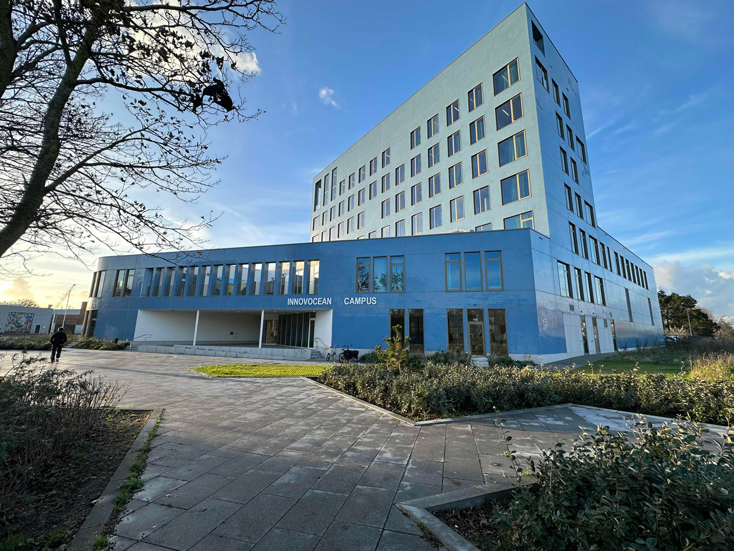 写真1 会議が開かれたVLIZの“INNOVOCEAN CAMPUS”。期間中ほとんど雨か曇りでしたが、1日に数時間程度は写真のような青空を見られました。