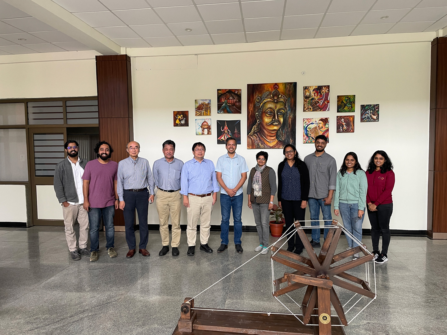 写真1 IISER/Bhopalにて。右から4人目の女性がPillai准教授。その2人左の真ん中にいるのが、Kumar Sha博士、その左が森野、その左が中島。