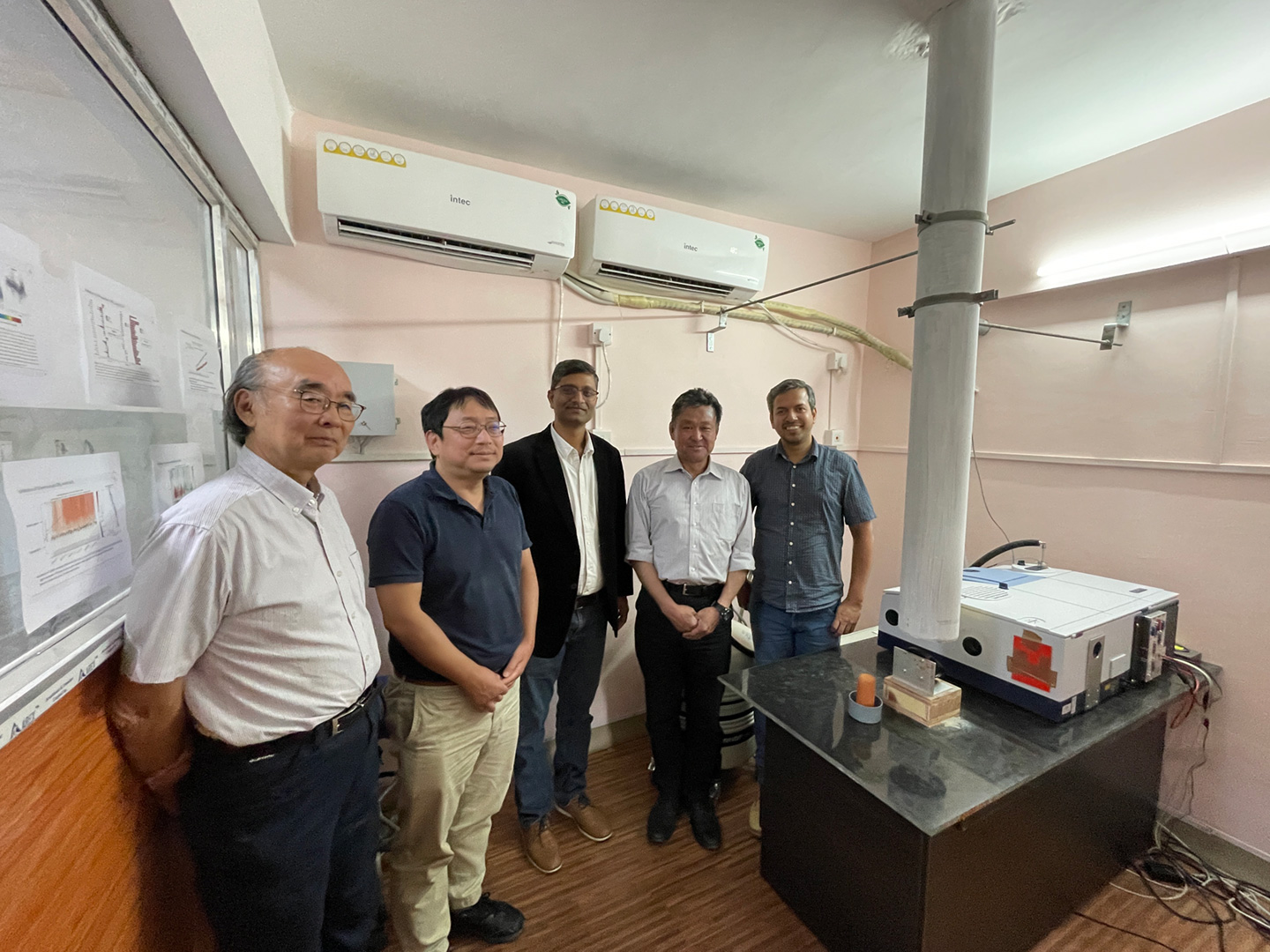 写真2 IISER/KolkataにおけるVertex 70型FTIR観測室にて。右から、Kumar Sha博士、中島、Darbha准教授、森野、笹川氏(国際航業)。