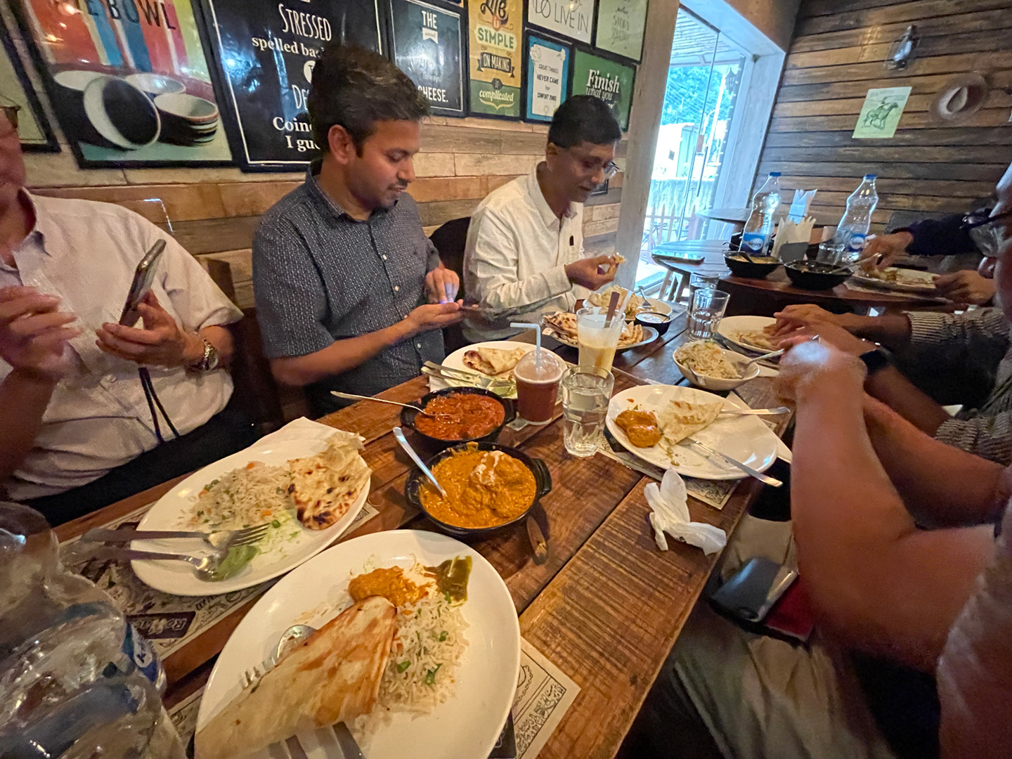 写真2 インドにおける、典型的な食事風景。フォークやスプーンを使わず、指で食べる人も多い。