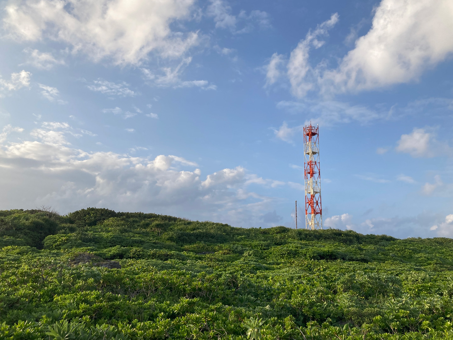 写真1, 波照間ステーションに到着した夕刻。外はまだ明るい。