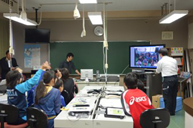 写真8　ビデオによる波照間小中学校との交流会