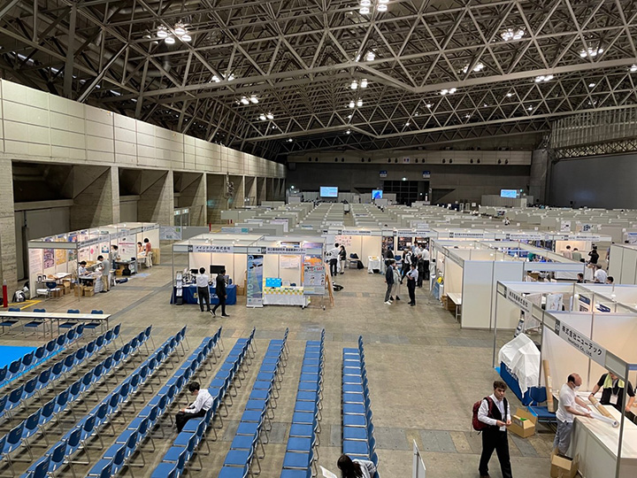 写真1 展示とポスター会場の様子。多くのポスターボード、展示が見られました。