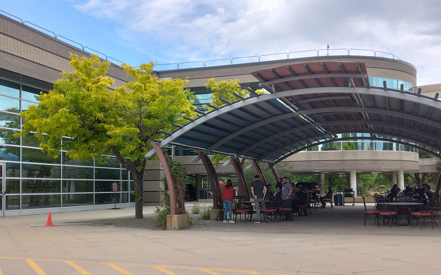 写真 会場となったNCAR Center Green 1 Building。手前の屋根付きスペースでは昼食をとりながら様々な情報交換がなされた。