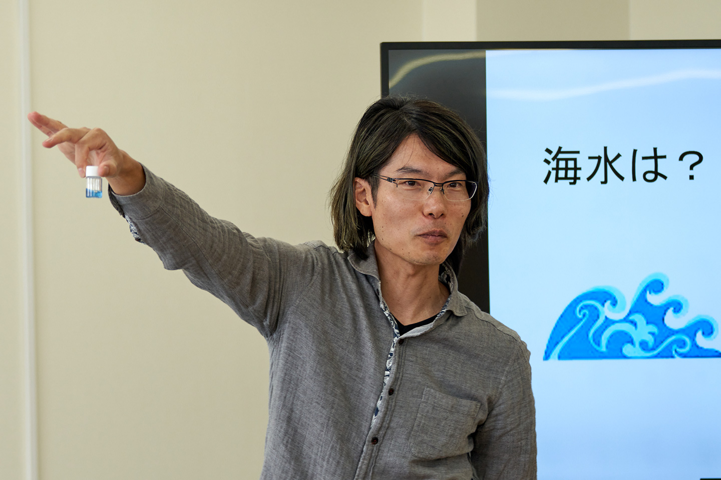 写真3:炭酸水を用いて酸性の説明をする笹川主幹研究員