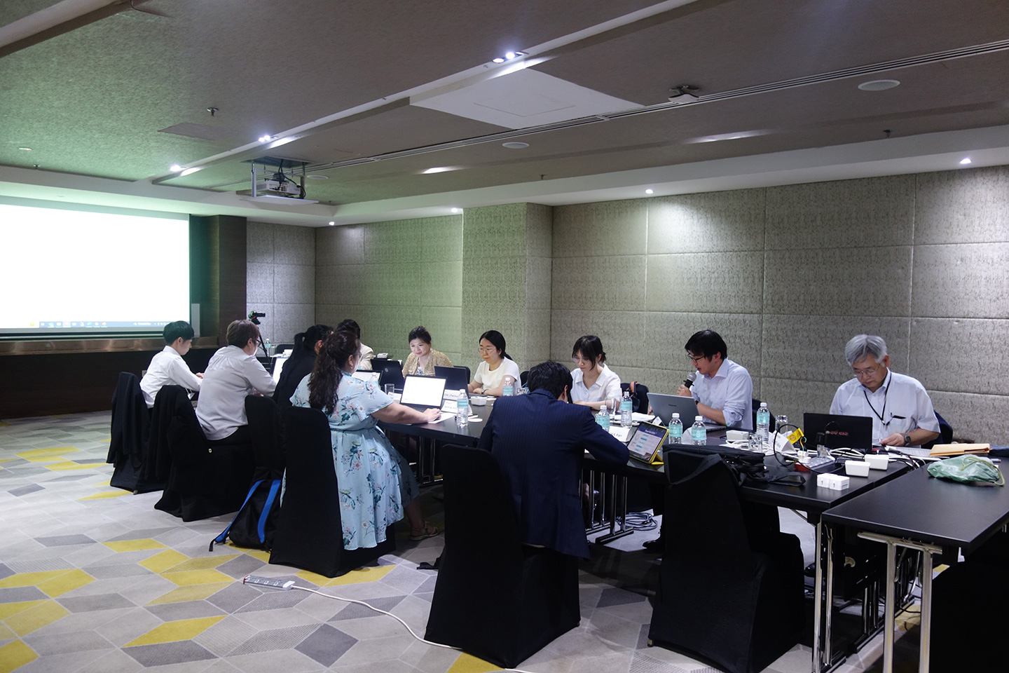 写真1 中国とモンゴルで実施したエネルギー分野の相互学習。事前に交換したQ&Aシートを使って議論を行いました。GIOはファシリテーターとして参加しています。