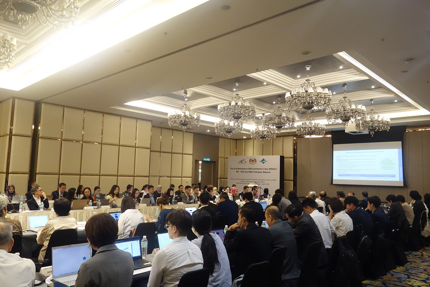 写真2 全体会合では総勢132名(一部オンライン参加者を含む)による活発な議論が行われました。