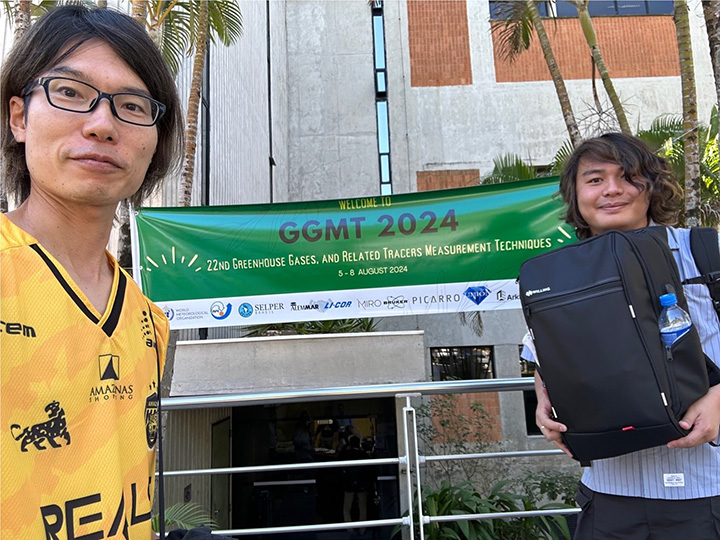 写真2 ICDC11の行われたマナウスのサッカーチームのユニフォームを着た筆者(左)と田口さん(右)。胸の前に抱えているのは筆者のリュック。
