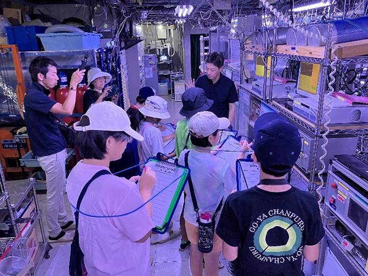 写真５　内部見学の様子