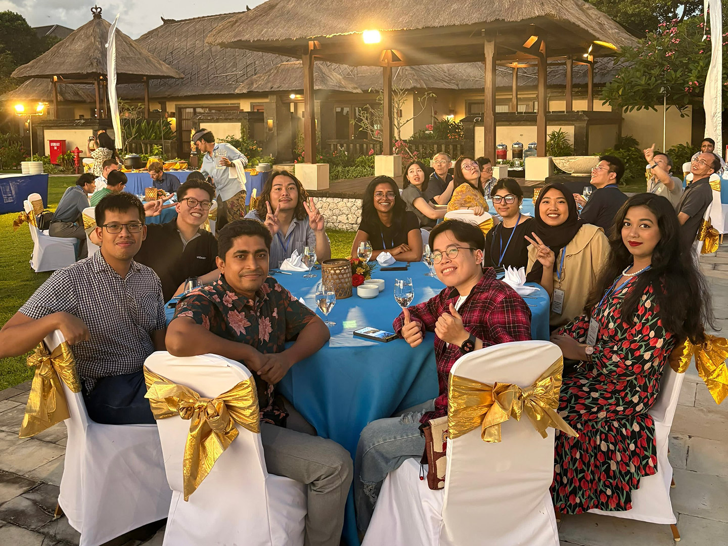 写真2　晩餐会にて。インドネシア、バングラデシュ、ベトナム、インド、フランス、そして日本から参加の筆者。滞在中にWhere are you from?とたくさん聞かれました。