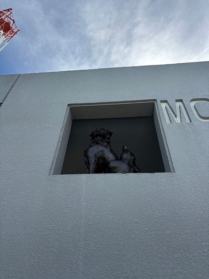 写真：ステーション外観。外壁には沖縄を象徴するシーサー。