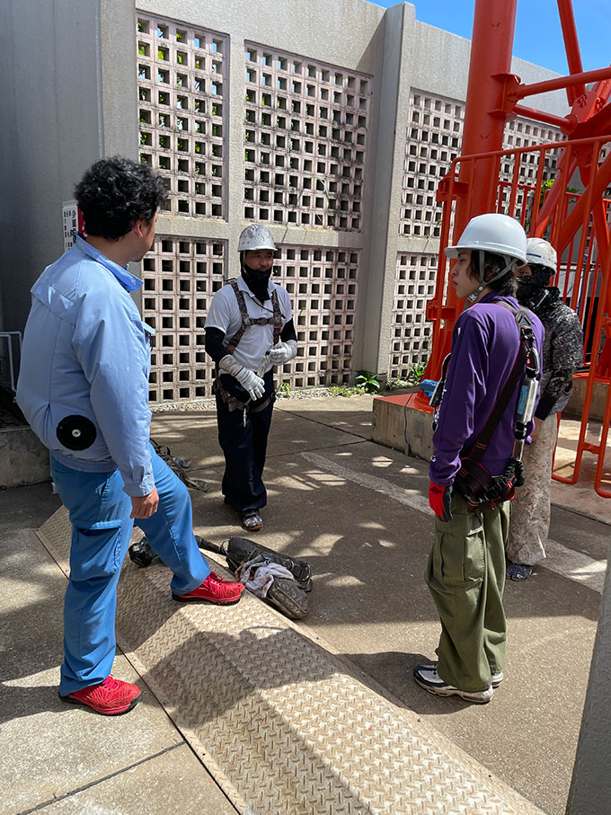 写真：業者から話を聞いている所