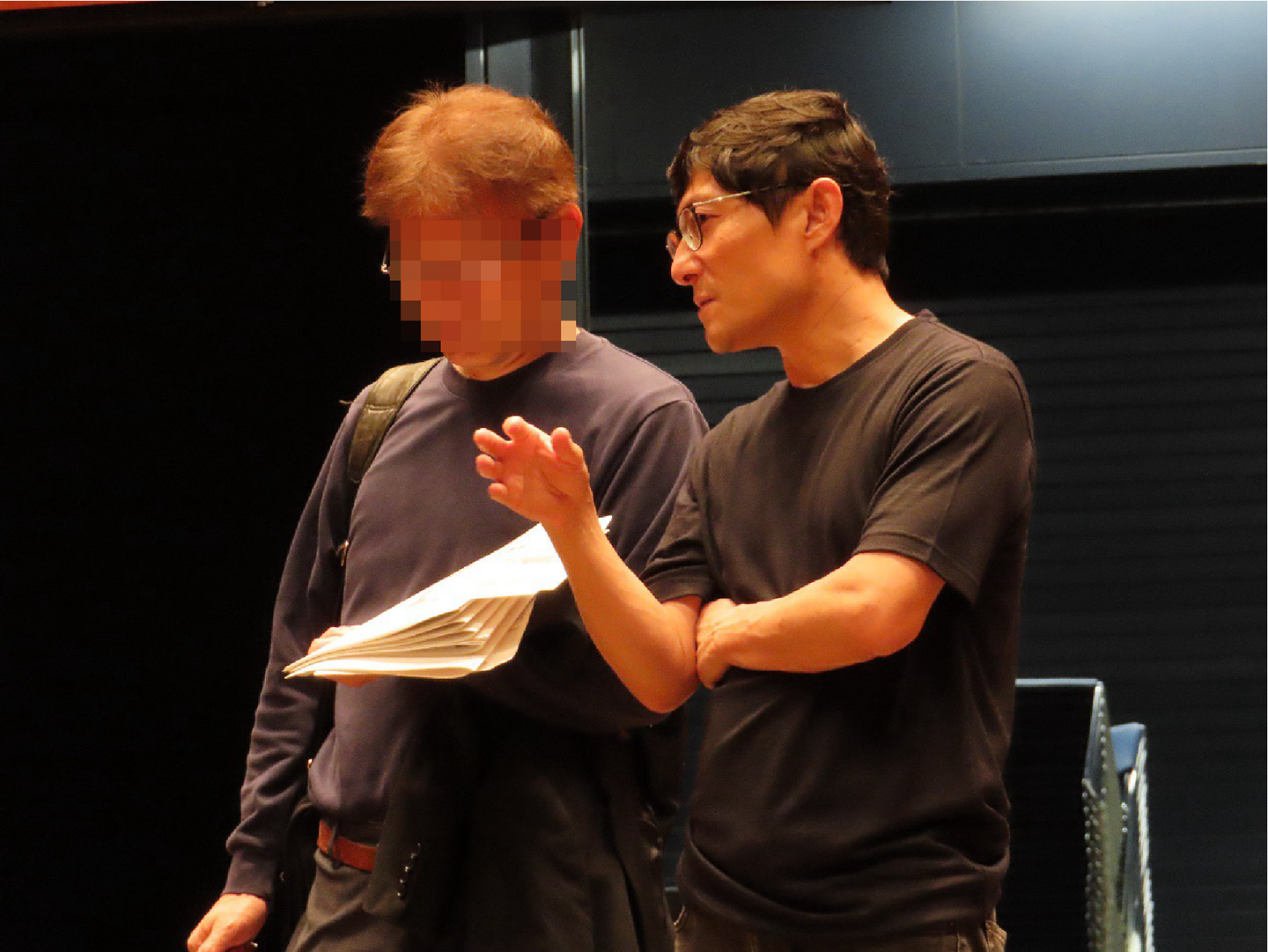 写真：会議開催支援業者との会場の確認（右：谷本領域長）