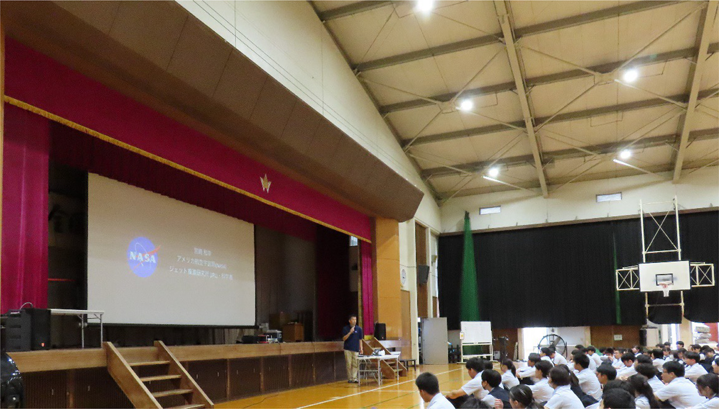 写真：香川県立高松西高等学校の体育館での講演の様子