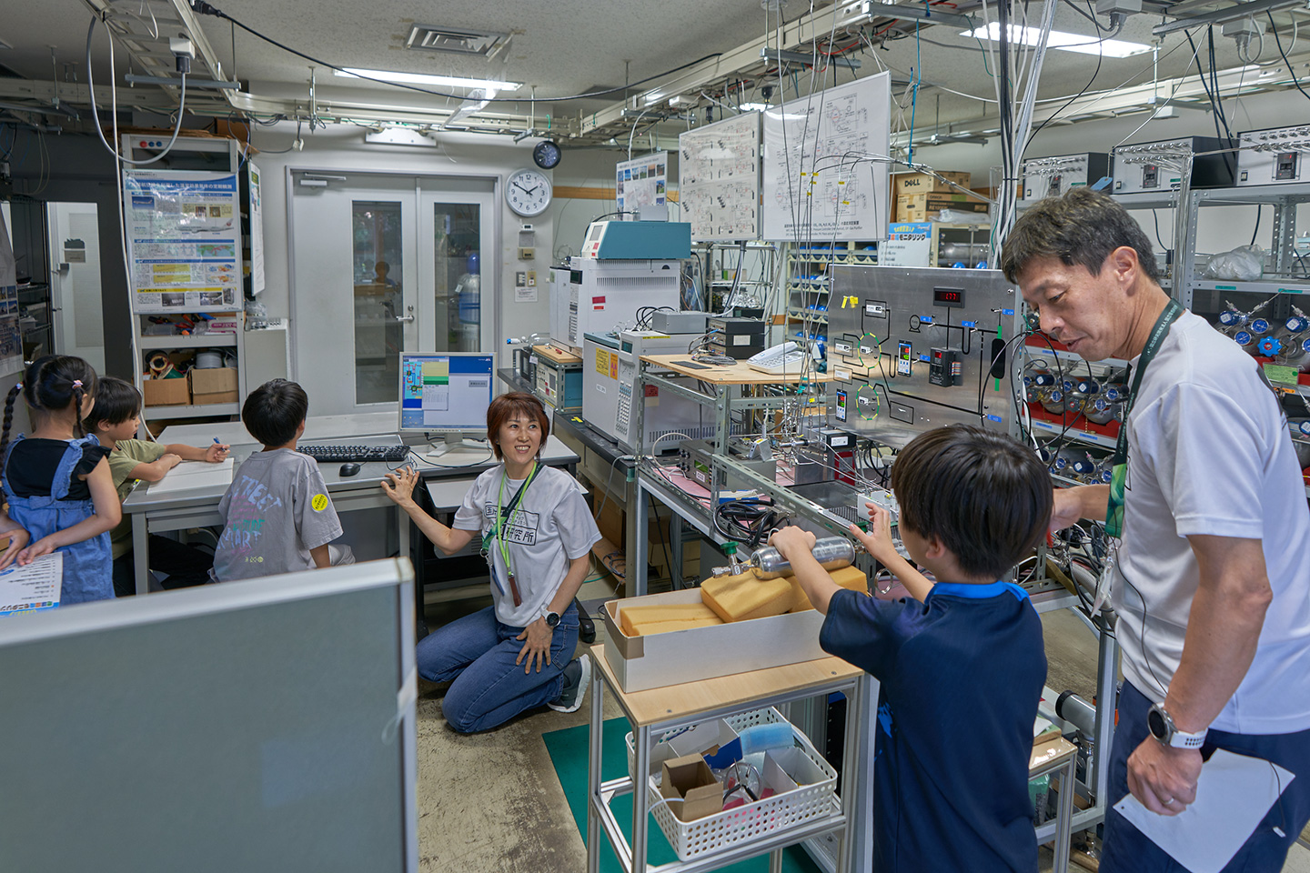 写真1　参加者が分担して実験を進めている様子