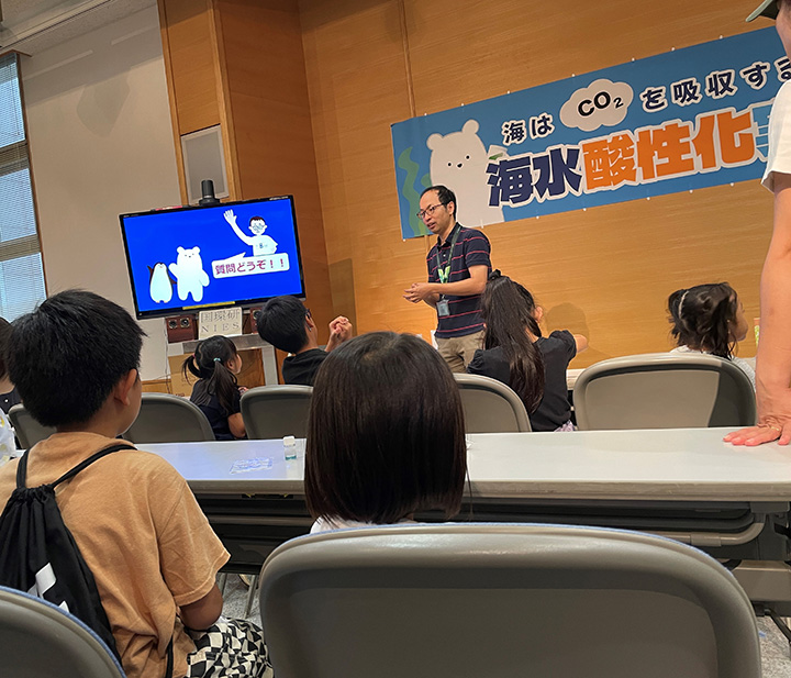 写真1　海水酸性化実験イベントの様子