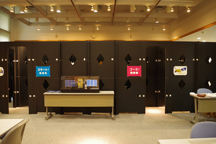 写真1．黒色の段ボールで組み立てられたブラック迷路。