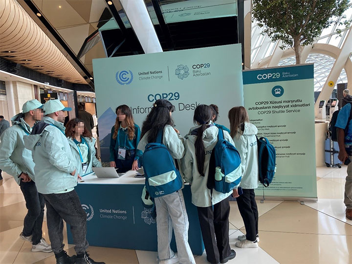写真4 空港のCOP29インフォメーションデスク