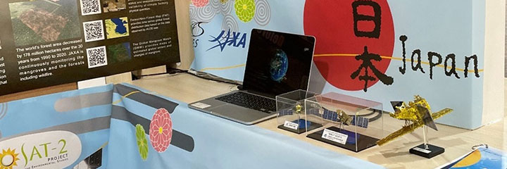 写真7 JAXAがGOSATの模型を展示したところ、客寄せパンダに。