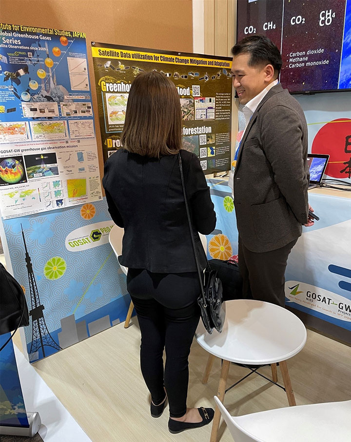 写真10 展示ブースで来場者対応を行うRoyston特別研究員。COPの準備段階から私の英語力に合わせてくれてとてもありがたかったです。